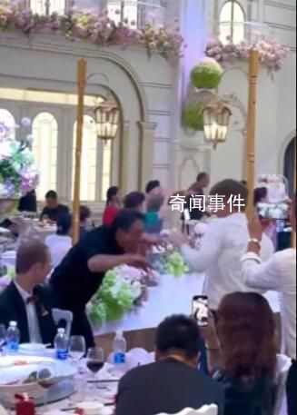 婚禮上伴郎與大叔斗舞場面亮了 雙方都非常賣力
