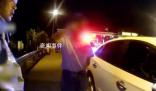 男子得知母親去世崩潰交警幫代駕 交警得知后一路安靜代駕護送兩人駛出高速