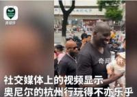 奧尼爾杭州街頭騎電驢抱萌娃 在杭州玩得很開心