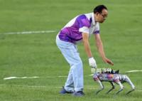 亞運賽場上電子狗狂奔撿鐵餅 系世界首次