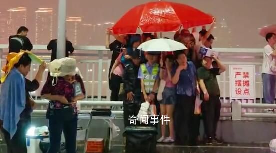 重慶大雨警察保安游客共撐一把傘