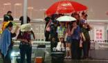 重慶大雨警察保安游客共撐一把傘