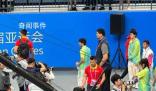 姚明雙手插兜迎接勝利 中國男籃84:70擊敗韓國隊(duì)晉級(jí)四強(qiáng)