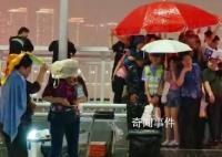 重慶大雨警察保安游客共撐一把傘