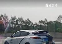 返程的后備箱:有人把雞鴨掛車上