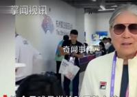 霍震霆在亞運村為孫子孫女采購 祝福中國香港隊取得好成績