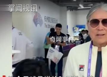 霍震霆在亞運村為孫子孫女采購 祝福中國香港隊取得好成績