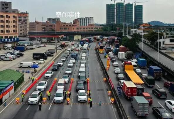 小車高速出口突然變道致多車相撞 此次事故并未造成人員傷亡