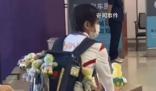 全紅嬋畫了自己最喜歡的小烏龜 為什么在書包上掛滿小烏龜