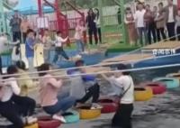 女子狂搖水上浮橋扶繩嚇壞游客 嚇得游客尖叫連連