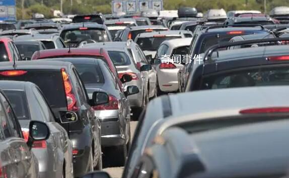 男子遇堵車高速入口5分鐘放行1輛 多地發布返程交通提示