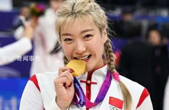 李夢在頒獎臺上咬金牌 隊員們更是興奮不已
