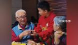 男孩給96歲長輩敬酒妙語連珠 網友：就這抬一手的功夫夠我學好久
