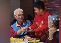 男孩給96歲長輩敬酒妙語連珠 網友：就這抬一手的功夫夠我學好久