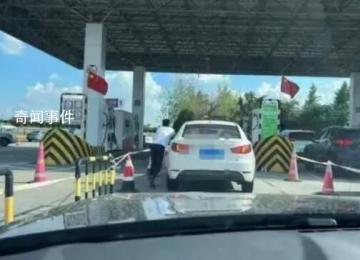 返程高峰提前 有人堵車堵到沒油