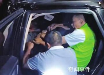 小車卡進貨車尾部被拖至服務區 受困3人全部獲救