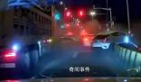 上海一渣土車失控致多車連環(huán)追尾 場面一片混亂
