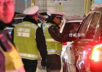 男子酒后叫代駕遇交警大方招呼 展現(xiàn)出了滿(mǎn)滿(mǎn)的正能量和底氣