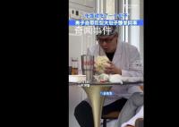 男子午飯自帶plus版大包子 網友：本濰坊人開了眼了