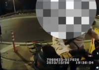 女子黑夜騎車誤上高架嚇得大哭 手足無措又急又怕