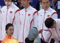 中國男籃領(lǐng)獎表情 挫折中的成長與進(jìn)步