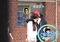 王岳倫疑似新戀情曝光 與一位年輕女孩一起從小區走出