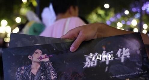 2人擾亂周杰倫演唱會秩序被拘 強(qiáng)行推人過閘機(jī)謊稱6000元進(jìn)內(nèi)場