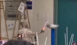 大學(xué)物理老師課堂放電像銀角大王 網(wǎng)友：別攔我我要去上物理課