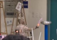 大學物理老師課堂放電像銀角大王 網友：別攔我我要去上物理課