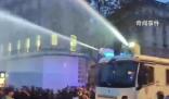 法國街頭爆發大規模抗議 警方動用高壓水槍