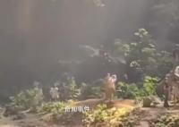 游客天坑內打排球遇丁達爾效應 悠閑愜意仿佛置身世外桃源