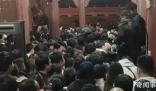 游客9塊9夜爬古武當山被擠爆 臨時關閉售票通道