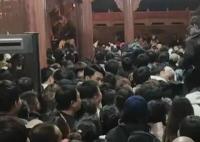 游客9塊9夜爬古武當山被擠爆 臨時關閉售票通道