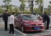 男子車內當孩子面將妻子捅成重傷 2人疑似剛辦完離婚手續