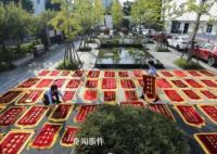 派出所倆月收50多面錦旗鋪了一地