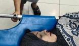 巴勒斯坦空襲幸存男孩照看受傷母親 實在讓人看著心酸不已