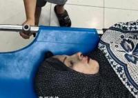 巴勒斯坦空襲幸存男孩照看受傷母親 實在讓人看著心酸不已
