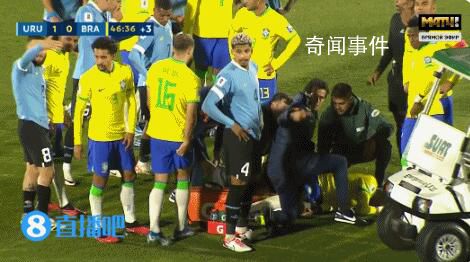 內馬爾左膝疑似膝蓋嚴重扭傷 在隊醫幫助下回到更衣室
