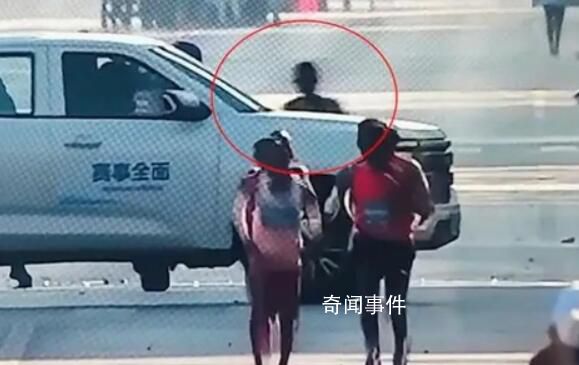 大連馬拉松中國(guó)選手沖刺時(shí)被車擋住