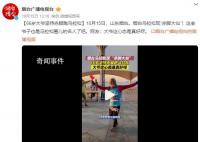 66歲大爺赤腳跑馬拉松 網友：大爺這心態是真好呀
