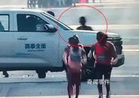 大連馬拉松中國選手沖刺時被車擋住