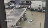 廣東湛江暴雨致部分路段車泡水 市民騎電動車涉水前行