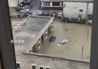 廣東湛江暴雨致部分路段車泡水 市民騎電動(dòng)車涉水前行