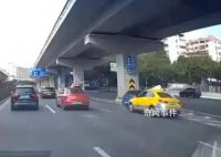 寶馬與出租相撞未發(fā)現(xiàn)斗氣行為 目前事故仍在進(jìn)一步調(diào)查中