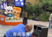 外賣員抗拒鎖車將城管踹倒后被制服 步行街不允許電動車進入