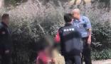 老人遛狗不牽繩被查抱狗痛哭 不愿意配合
