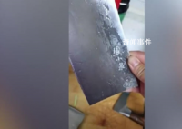 張小泉菜刀又現(xiàn)拍蒜斷刀 引來了網(wǎng)友的吐槽