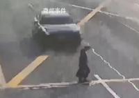 警方通報82歲行人橫穿馬路被撞飛 通報全文如下
