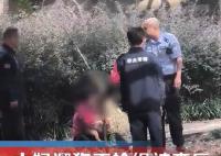 老人遛狗不牽繩被查抱狗痛哭 不愿意配合