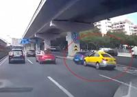 寶馬與出租相撞 目擊者:兩車斗氣